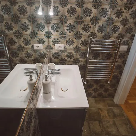 Librai Konukevi Napoli